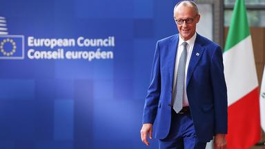 Bundeskanzler Friedrich Merz kommt beim EU-Gipfel in Brüssel an.