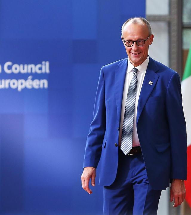 Bundeskanzler Friedrich Merz kommt beim EU-Gipfel in Brüssel an.