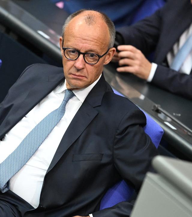 24.09.2026, Berlin: Bundeskanzler Friedrich Merz (CDU) nimmt an der Sitzung des Bundestags teil.