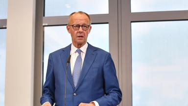 Friedrich Merz gibt am Flughafen Berlin-Schönefeld ein Statement vor seinem Abflug zum G7-Gipfel in Evian ab.