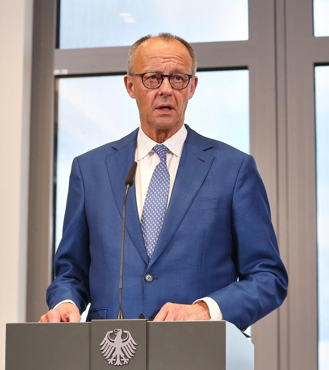 Friedrich Merz gibt am Flughafen Berlin-Schönefeld ein Statement vor seinem Abflug zum G7-Gipfel in Evian ab.