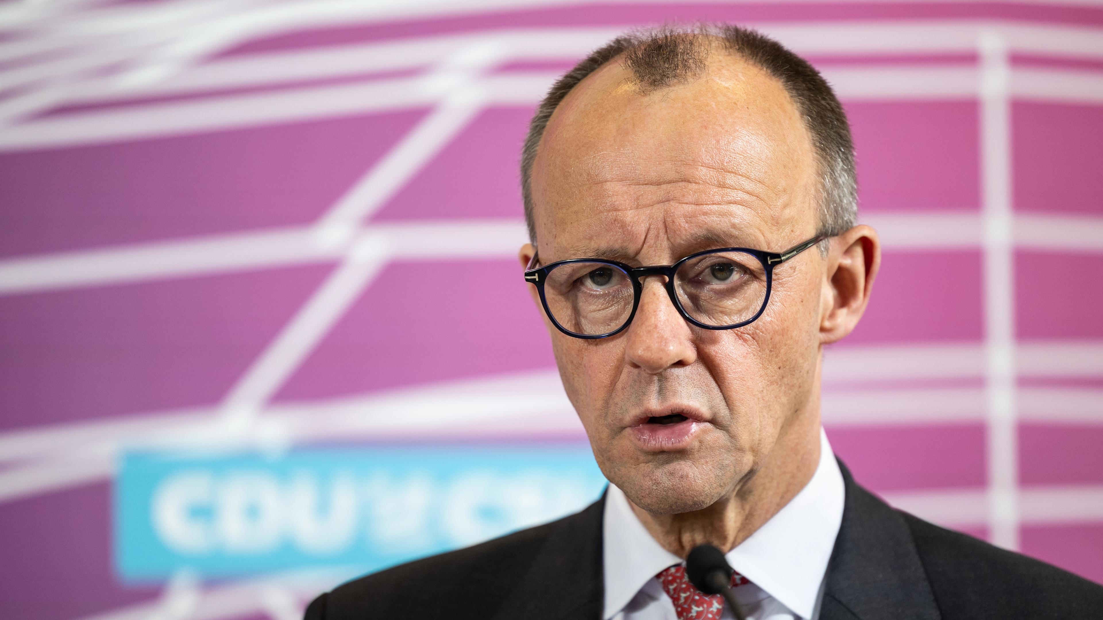 Friedrich Merz spricht während eines Pressestatements