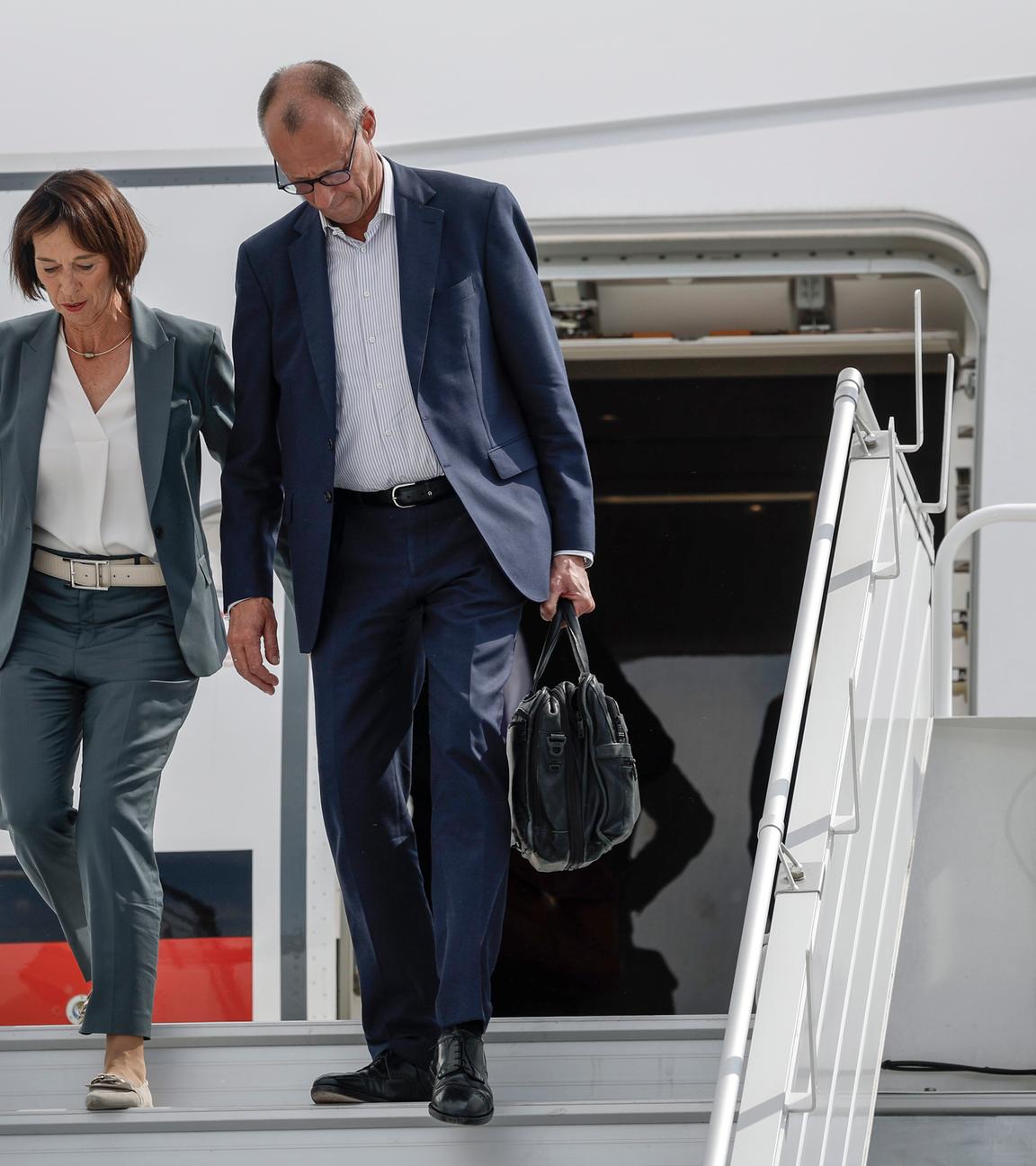 Ankunft der Staatsoberhäupter zum G7-Gipfel am Flughafen in Calgary