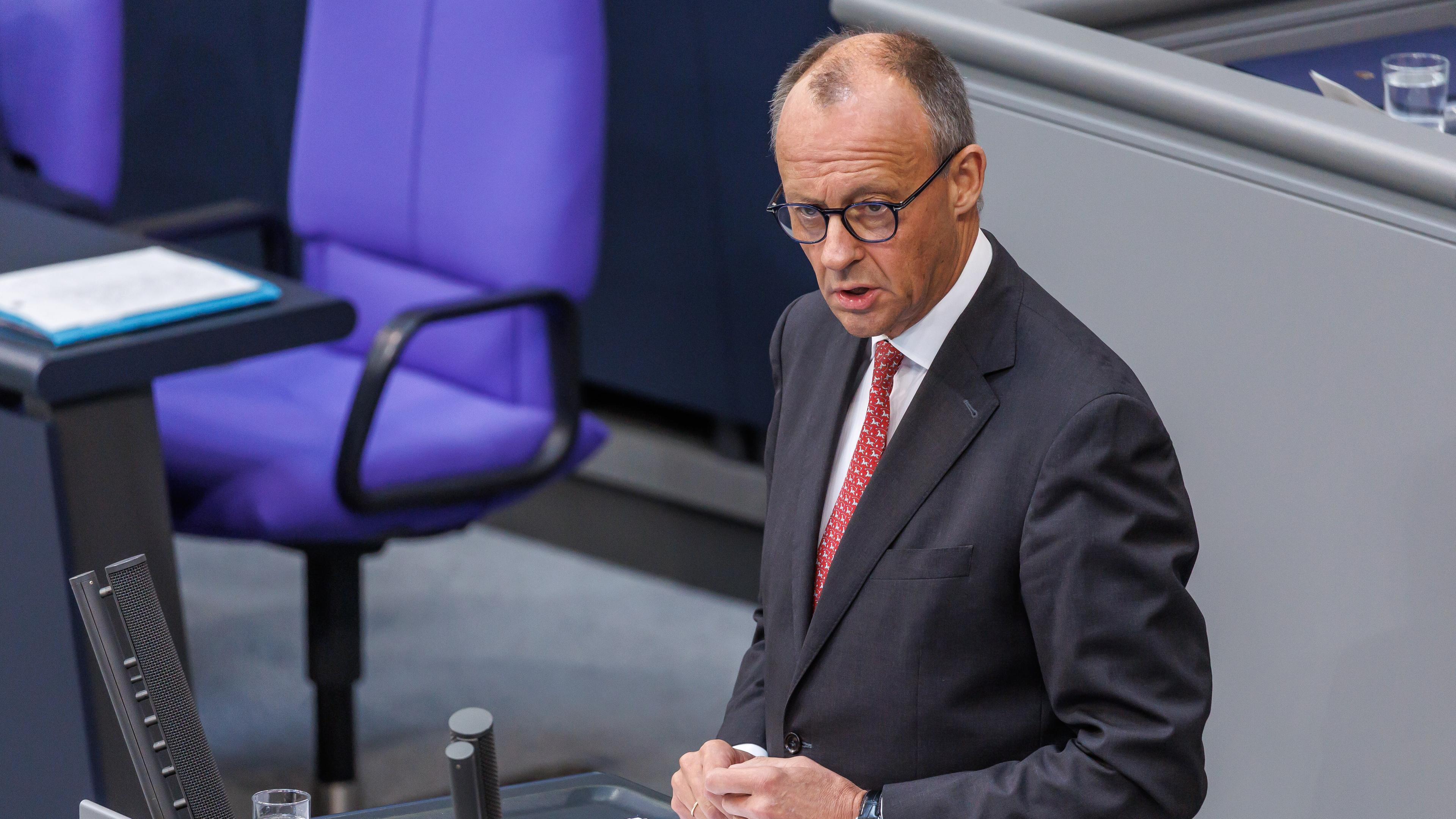 Bundeskanzler Friedrich Merz (CDU) bei der 24. Plenarsitzung im Deutschen Bundestag am 17.09.25 in Berlin.