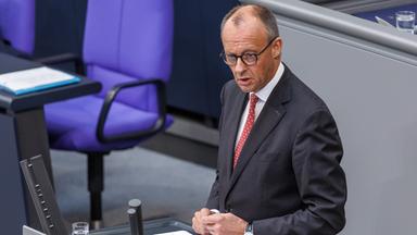 Bundeskanzler Friedrich Merz (CDU) bei der 24. Plenarsitzung im Deutschen Bundestag am 17.09.25 in Berlin.