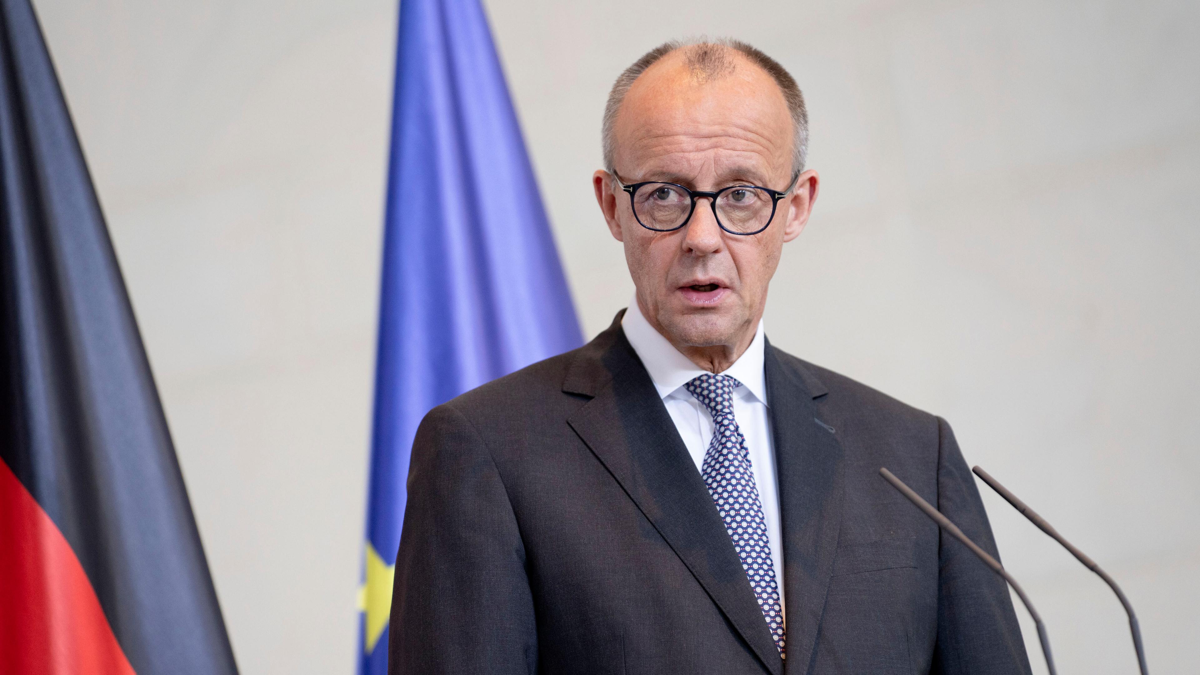 Friedrich Merz beim Empfang des Koenigs von Jordanien mit militaerischen Ehren zu einem gemeinsamen Gespraech mit anschliessendem Pressestatement im Bundeskanzleramt. Berlin, 29.07.2025