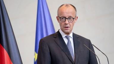 Friedrich Merz beim Empfang des Koenigs von Jordanien mit militaerischen Ehren zu einem gemeinsamen Gespraech mit anschliessendem Pressestatement im Bundeskanzleramt. Berlin, 29.07.2025
