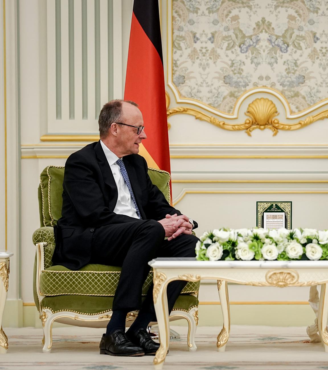 Bundeskanzler Friedrich Merz (l,CDU) spricht mit Kronprinz Mohammed bin Salman im Yamama Palast.