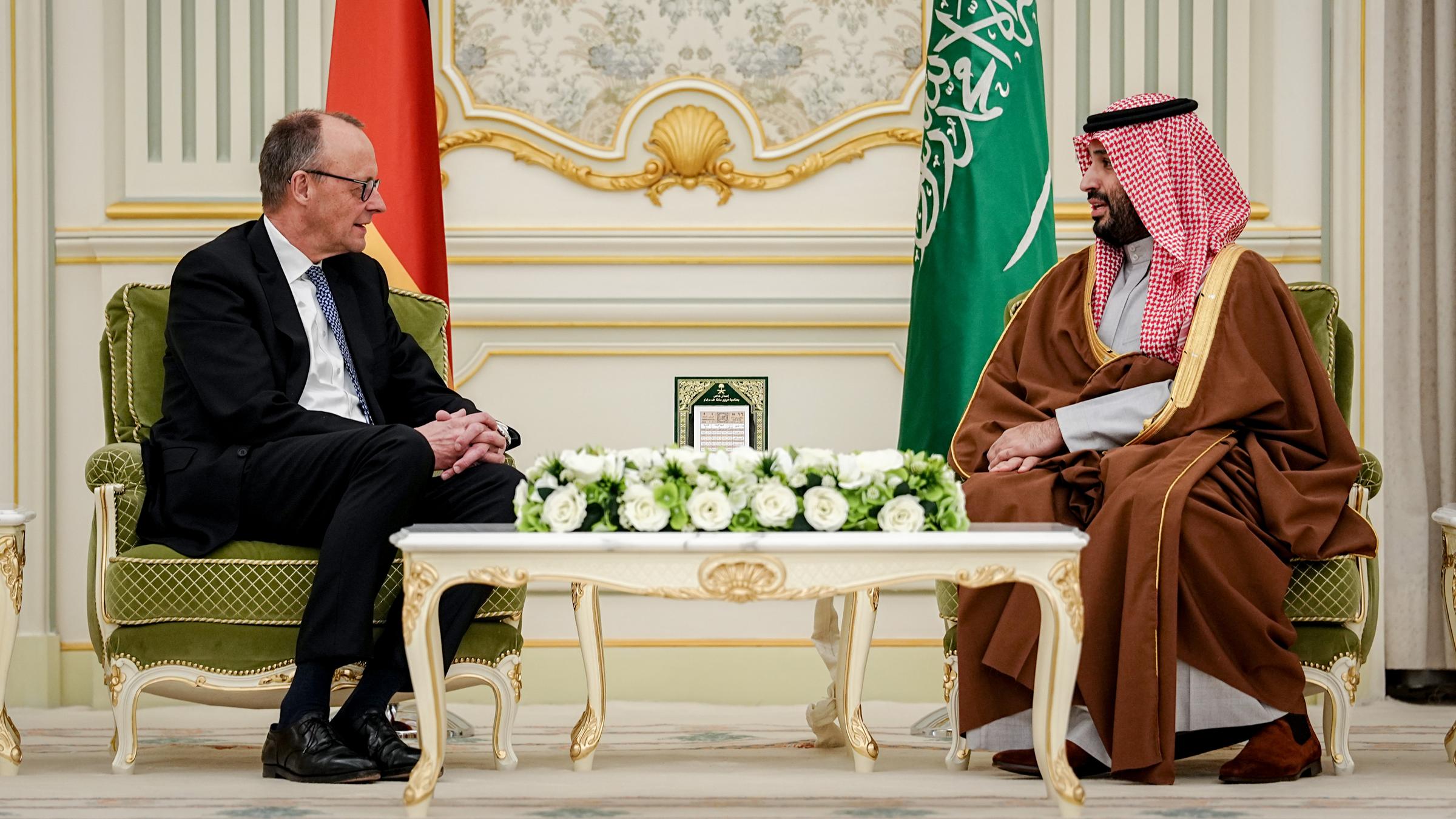 Bundeskanzler Friedrich Merz (l,CDU) spricht mit Kronprinz Mohammed bin Salman im Yamama Palast.