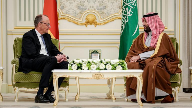 Bundeskanzler Friedrich Merz (l,CDU) spricht mit Kronprinz Mohammed bin Salman im Yamama Palast.