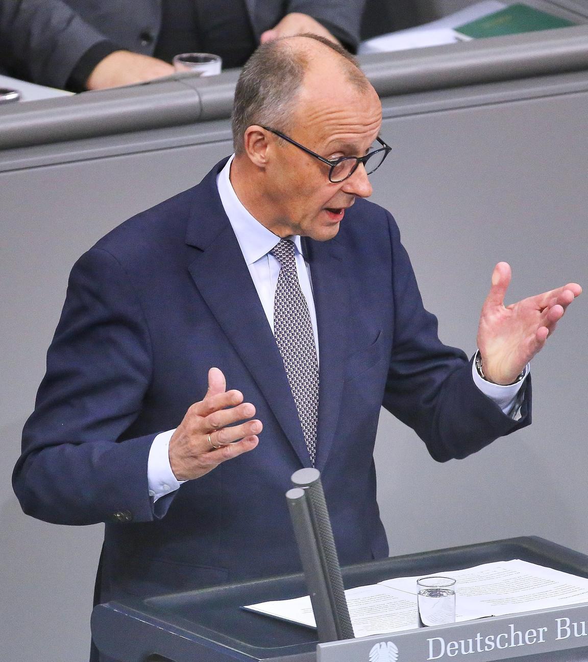 Bundeskanzler Friedrich Merz (CDU) haelt eine Rede in der 34. Bundestagssitzung