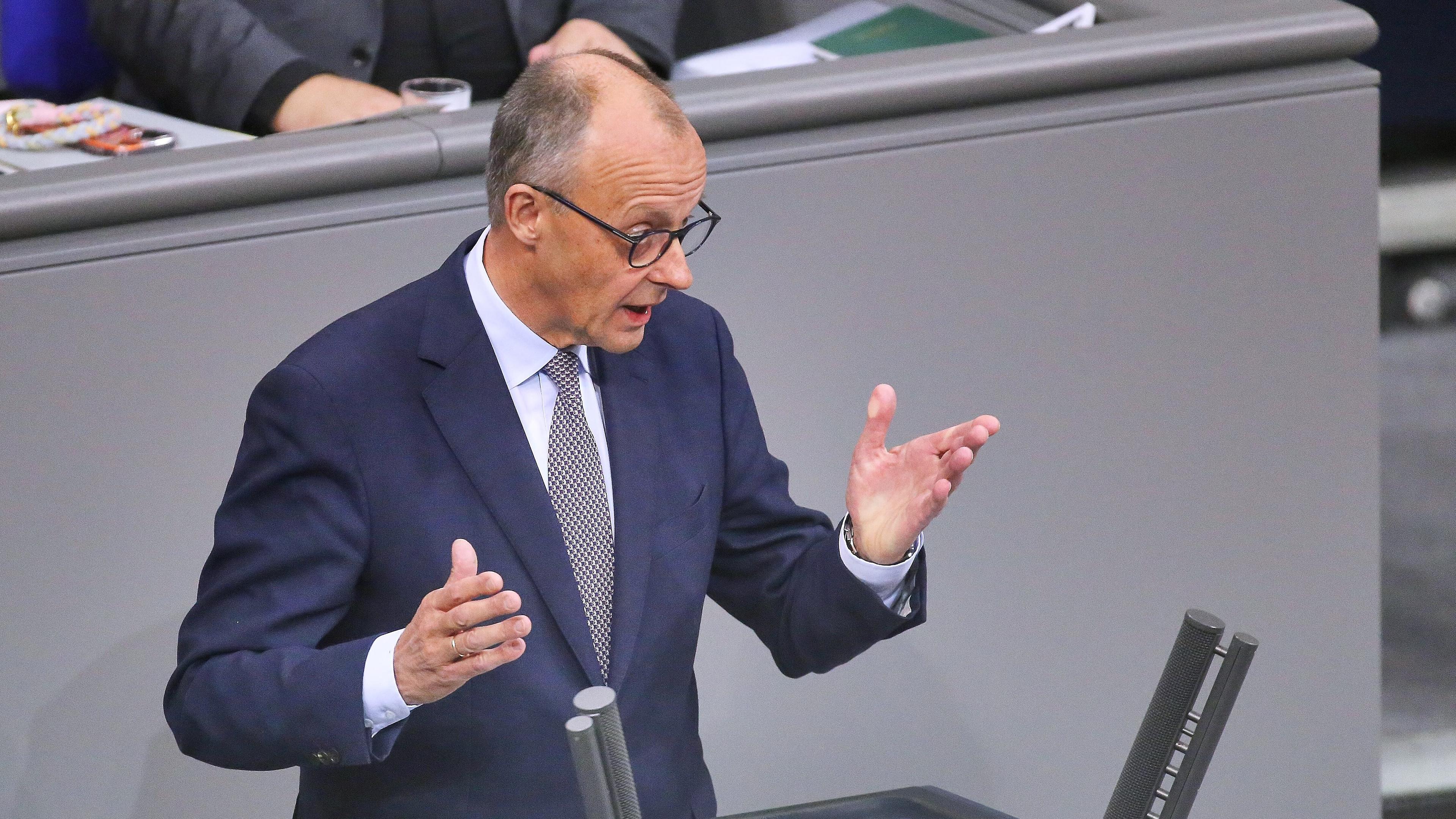 Bundeskanzler Friedrich Merz (CDU) haelt eine Rede in der 34. Bundestagssitzung