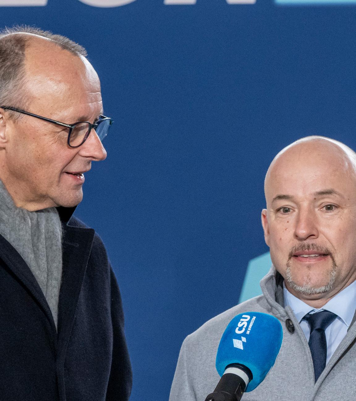 Bundeskanzler Friedrich Merz (CDU), CSU-Landesgruppenchef Alexander Hoffmann und CSU-Vorsitzender Markus Söder bei der Pressekonferenz zum Abschluss der dreitägigen Klausurtagung der CSU-Bundestagsfraktion im Kloster Seeon, Bayern, am 8. Januar 2026.