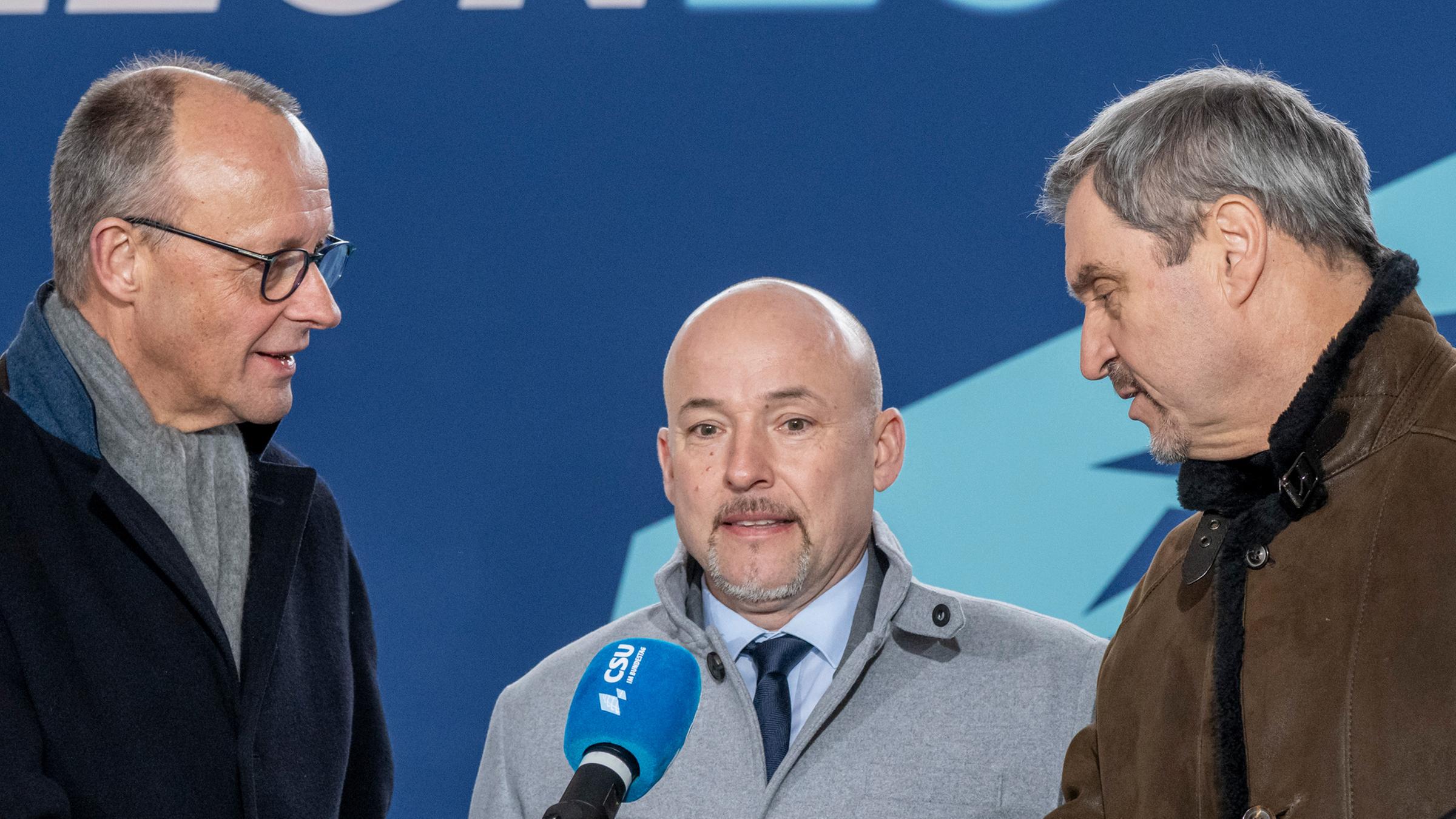 Bundeskanzler Friedrich Merz (CDU), CSU-Landesgruppenchef Alexander Hoffmann und CSU-Vorsitzender Markus Söder bei der Pressekonferenz zum Abschluss der dreitägigen Klausurtagung der CSU-Bundestagsfraktion im Kloster Seeon, Bayern, am 8. Januar 2026.