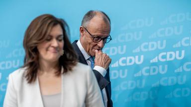 Bundeskanzler Friedrich Merz (CDU) geht neben Franziska Hoppermann, CDU Generalsekretärin, nach der Pressekonferenz nach der Sondersitzung des Parteipräsidiums mit Klausurtagung.