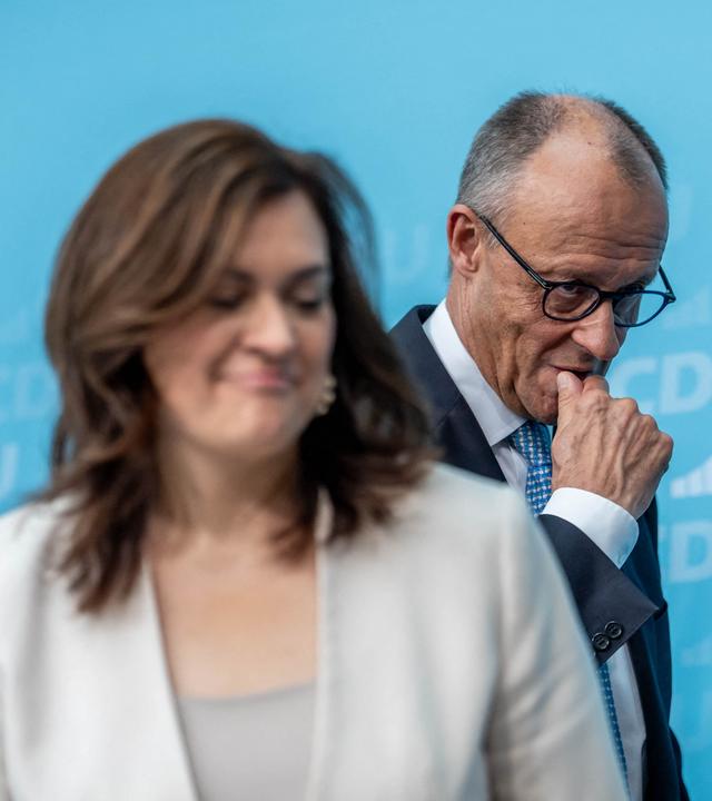 Bundeskanzler Friedrich Merz (CDU) geht neben Franziska Hoppermann, CDU Generalsekretärin, nach der Pressekonferenz nach der Sondersitzung des Parteipräsidiums mit Klausurtagung.
