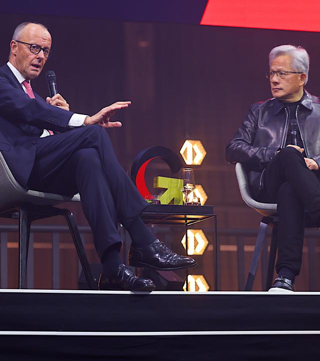 Kanzler Friedrich Merz (l) und Nvidia-Chef Jensen Huang beim Invest in Germany Summit in Berlin