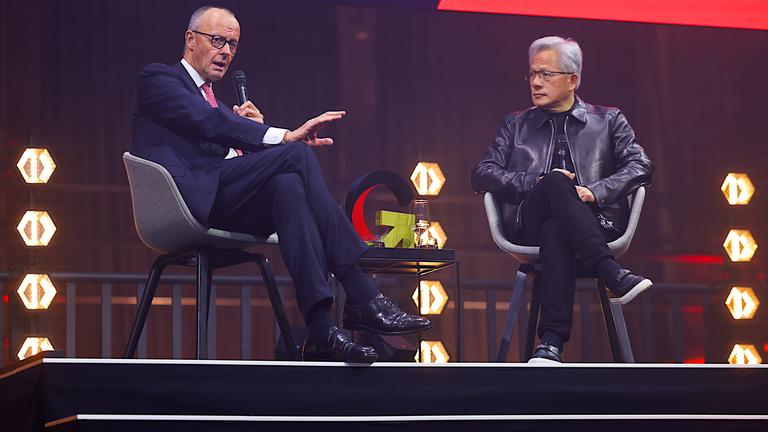 Kanzler Friedrich Merz (l) und Nvidia-Chef Jensen Huang beim Invest in Germany Summit in Berlin