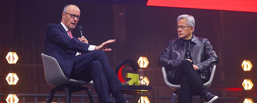 Kanzler Friedrich Merz (l) und Nvidia-Chef Jensen Huang beim Invest in Germany Summit in Berlin