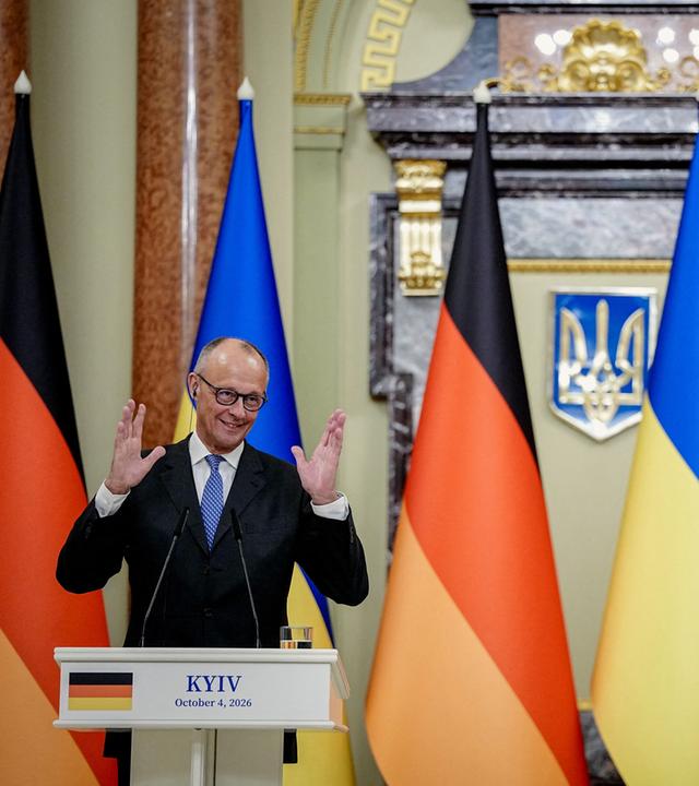  Bundeskanzler Friedrich Merz (l, CDU) und Wolodymyr Selenskyj, Präsident der Ukraine, sprechen bei einer gemeinsamen Pressekonferenz im Präsidentenpalast.