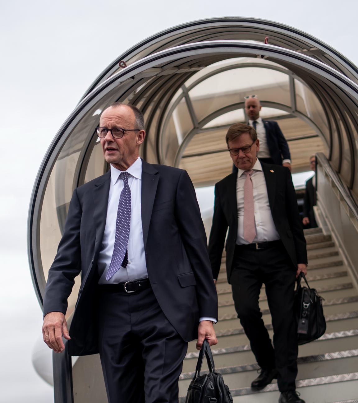 Bundeskanzler Friedrich Merz steigt aus einem Flugzeug an einem Londoner Flughafen