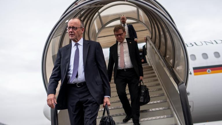 Bundeskanzler Friedrich Merz steigt aus einem Flugzeug an einem Londoner Flughafen