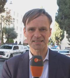 Wulf Schmiese vor Jerusalem bei Tag.