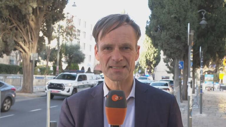 Wulf Schmiese vor Jerusalem bei Tag.