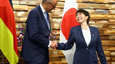 Der deutsche Bundeskanzler Friedrich Merz (links) und die japanische Premierministerin Sanae Takaichi (rechts) geben sich vor ihrem Treffen im Amtssitz der japanischen Premierministerin in Tokio, Japan, am 28. Oktober 2026 die Hand.
