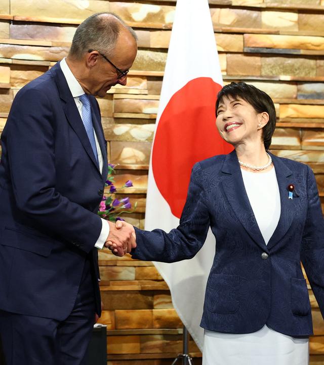 Der deutsche Bundeskanzler Friedrich Merz (links) und die japanische Premierministerin Sanae Takaichi (rechts) geben sich vor ihrem Treffen im Amtssitz der japanischen Premierministerin in Tokio, Japan, am 28. Oktober 2026 die Hand.