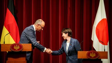 28.10.2026, Japan, Tokio: Bundeskanzler Friedrich Merz (CDU) und Sanae Takaichi, Ministerpräsidentin von Japan, geben eine Pressekonferenz und reichen sich die Hände.
