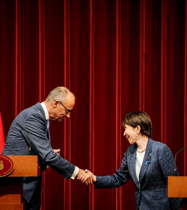 28.10.2026, Japan, Tokio: Bundeskanzler Friedrich Merz (CDU) und Sanae Takaichi, Ministerpräsidentin von Japan, geben eine Pressekonferenz und reichen sich die Hände.