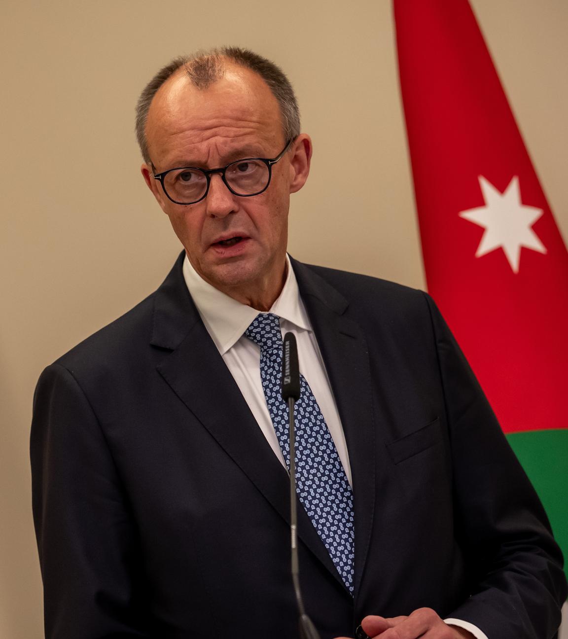 Bundeskanzler Friedrich Merz (CDU) spricht bei einem Pressestatement in Akaba, hinter ihm die jordanische Flagge.