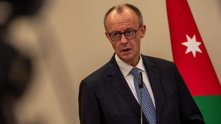 Bundeskanzler Friedrich Merz (CDU) spricht bei einem Pressestatement in Akaba, hinter ihm die jordanische Flagge.