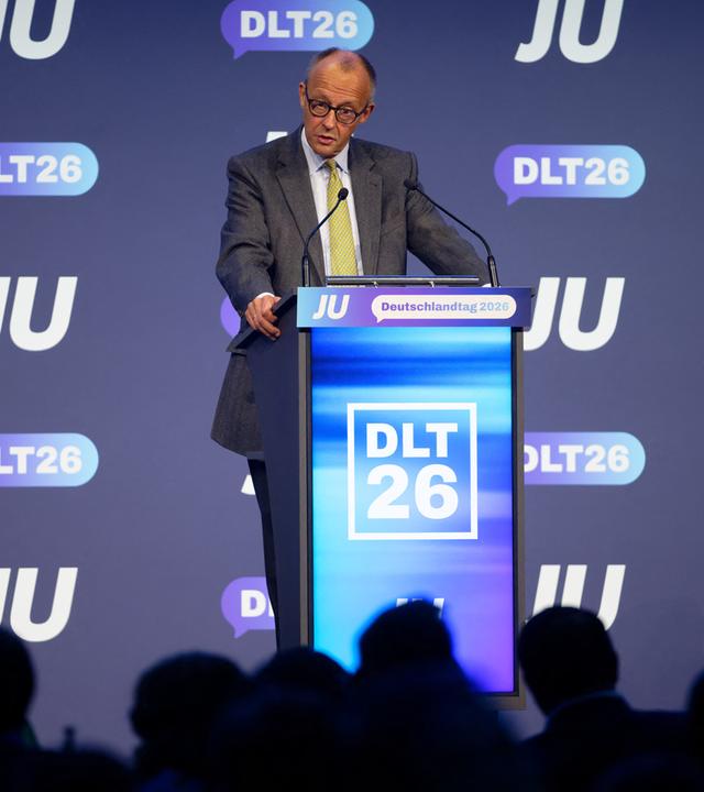 Bundeskanzler Friedrich Merz steht beim Deutschlandtag der Jungen Union auf der Bühne.