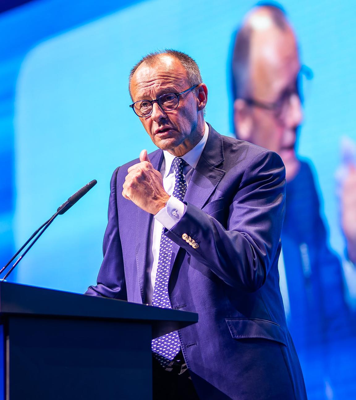 Bundeskanzler Friedrich Merz (CDU) spricht beim Deutschlandtag der Jungen Union (JU) auf der Bühne.