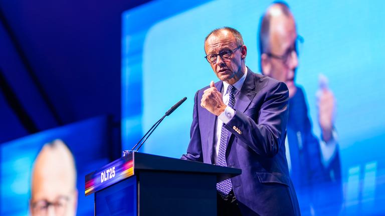 Bundeskanzler Friedrich Merz (CDU) spricht beim Deutschlandtag der Jungen Union (JU) auf der Bühne.