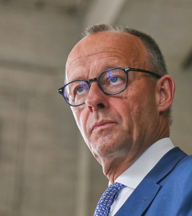 Bundeskanzler Friedrich Merz (CDU) in einer Nahaufnahme nach einer Kabinettssitzung.