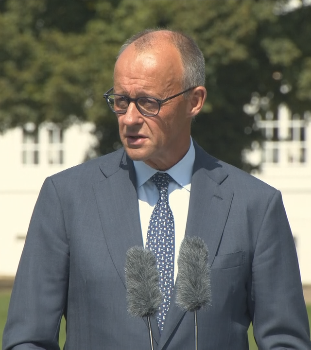 Friedrich Merz bei seinem Statement nach der Kabinettsklausur vor dem Schloss Neuhardenberg.