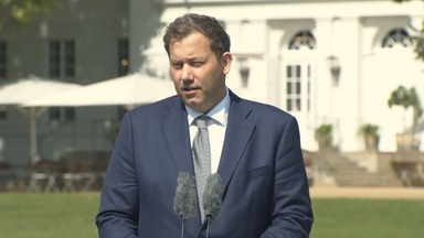 Lars Klingbeil bei seinem Statement nach der Kabinettsklausur vor dem Schloss Neuhardenberg.