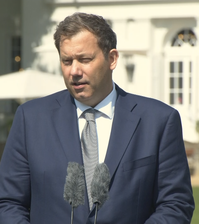 Lars Klingbeil bei seinem Statement nach der Kabinettsklausur vor dem Schloss Neuhardenberg.