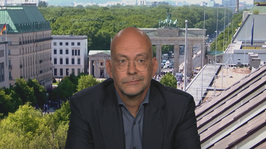 Politikwissenschaftler Michael Koß zugeschaltet ins Studio.
