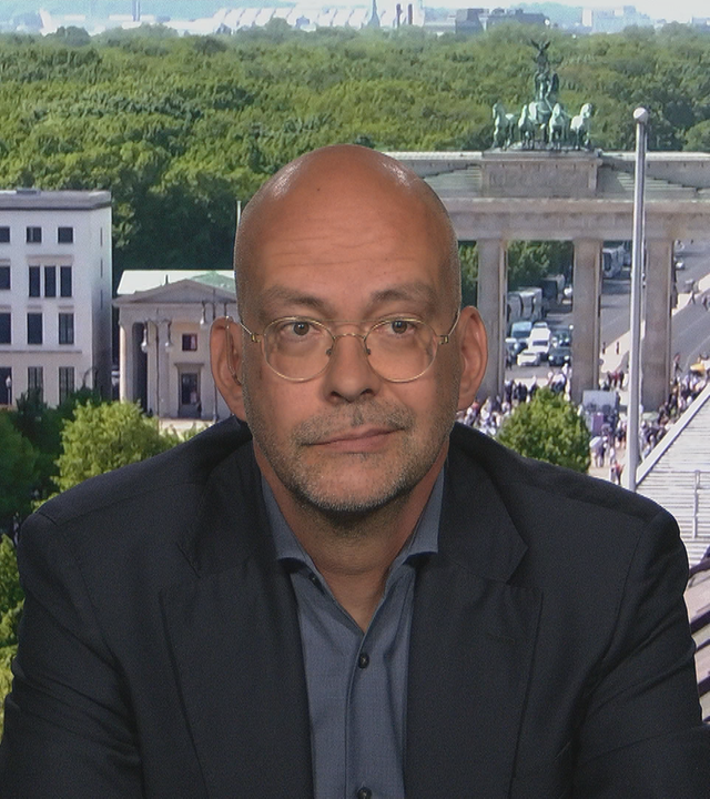 Politikwissenschaftler Michael Koß zugeschaltet ins Studio.
