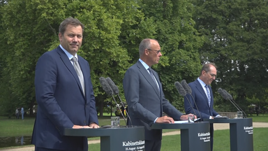 Merz, Klingbeil und Dobrindt geben ihre Statements auf einer Pressekonferenz vor dem Schloss Neuhardenberg in Brandenburg ab.