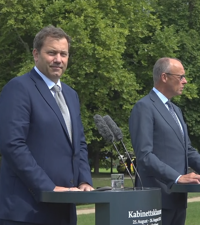 Merz, Klingbeil und Dobrindt geben ihre Statements auf einer Pressekonferenz vor dem Schloss Neuhardenberg in Brandenburg ab.