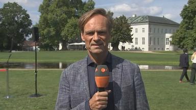 ZDF-Hauptstadtkorrespondent Wulf Schmiese zugeschaltet in Studio aus Brandenburg vor Schluss Hardenberg.
