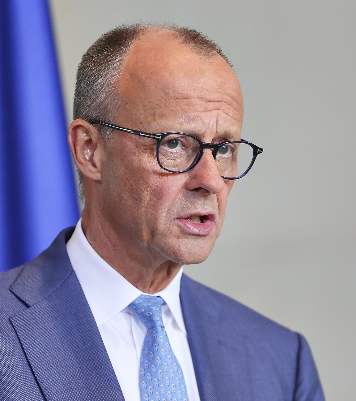Bundeskanzler Friedrich Merz spricht im Bundeskanzleramt beim Empfang des portugiesischen Regierungschefs.