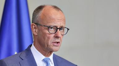 Bundeskanzler Friedrich Merz spricht im Bundeskanzleramt beim Empfang des portugiesischen Regierungschefs.