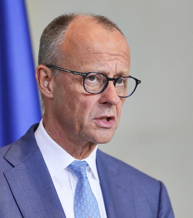Bundeskanzler Friedrich Merz spricht im Bundeskanzleramt beim Empfang des portugiesischen Regierungschefs.
