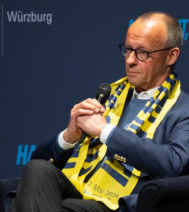 15.05.2026, Bayern, Würzburg: Bundeskanzler Friedrich Merz (CDU) nimmt beim 104. Deutschen Katholikentag unter dem Motto "Gemeinsam Zukunft" gestalten an einer Podiumsdiskussion teil.